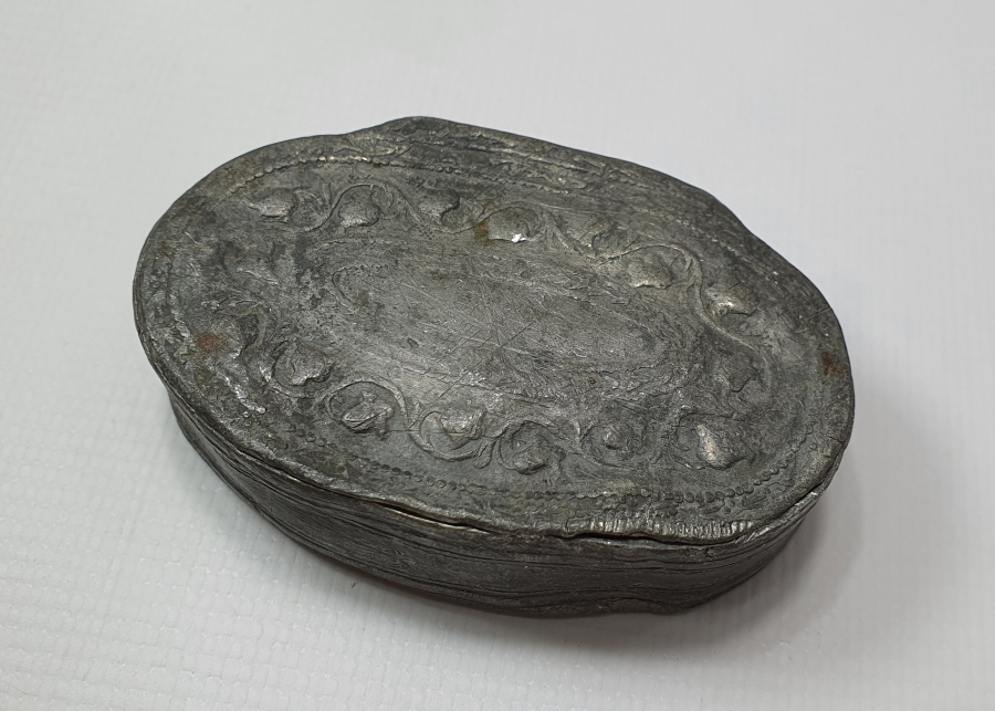 ALT KISMINDA OSMANLI ŞEMŞESİ BULUNAN ABDÜLMECİD HAN DÖNEMİ ENFİYE KUTUSU