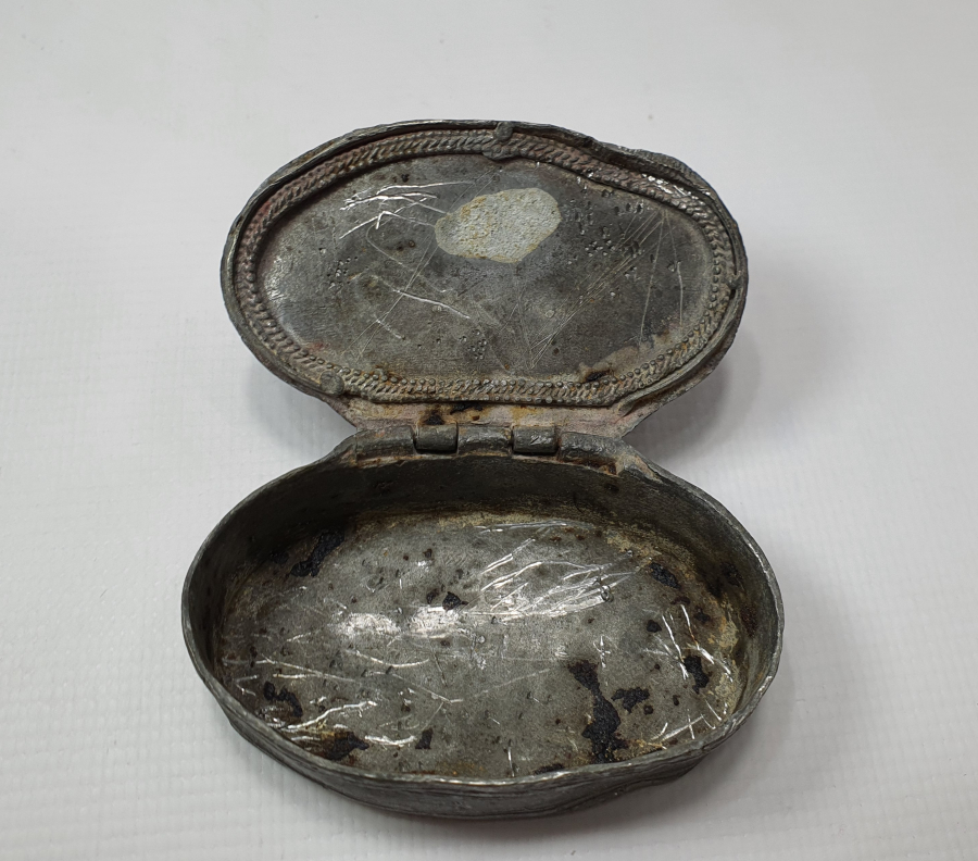 ALT KISMINDA OSMANLI ŞEMŞESİ BULUNAN ABDÜLMECİD HAN DÖNEMİ ENFİYE KUTUSU