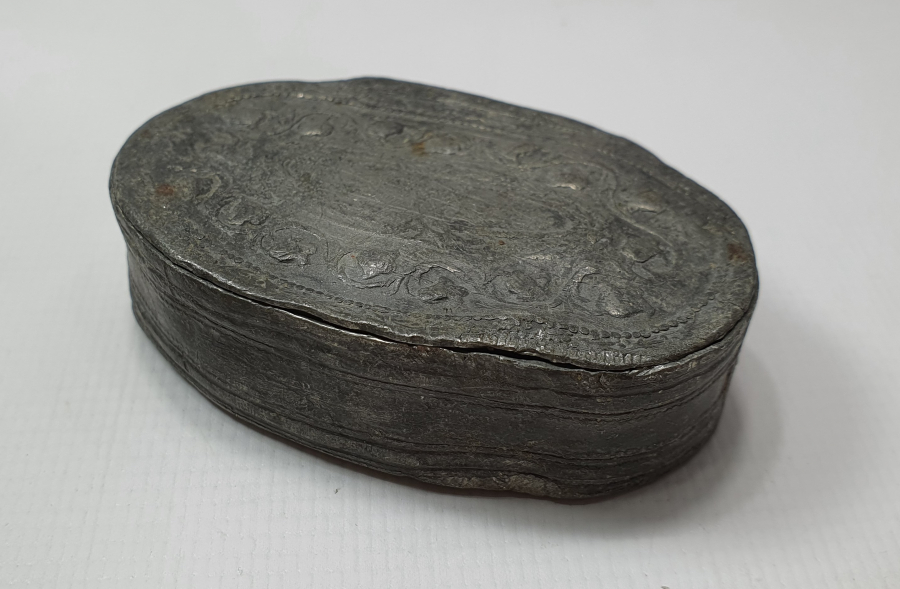 ALT KISMINDA OSMANLI ŞEMŞESİ BULUNAN ABDÜLMECİD HAN DÖNEMİ ENFİYE KUTUSU