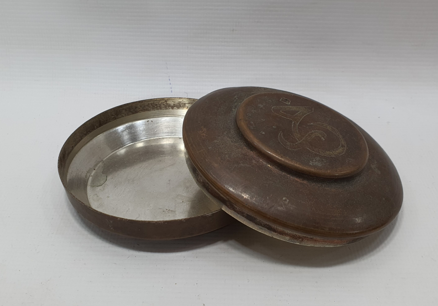 ÜZERİ İNSİYALLİ OSMANLI DÖNEMİ KAPAKLI KUTU