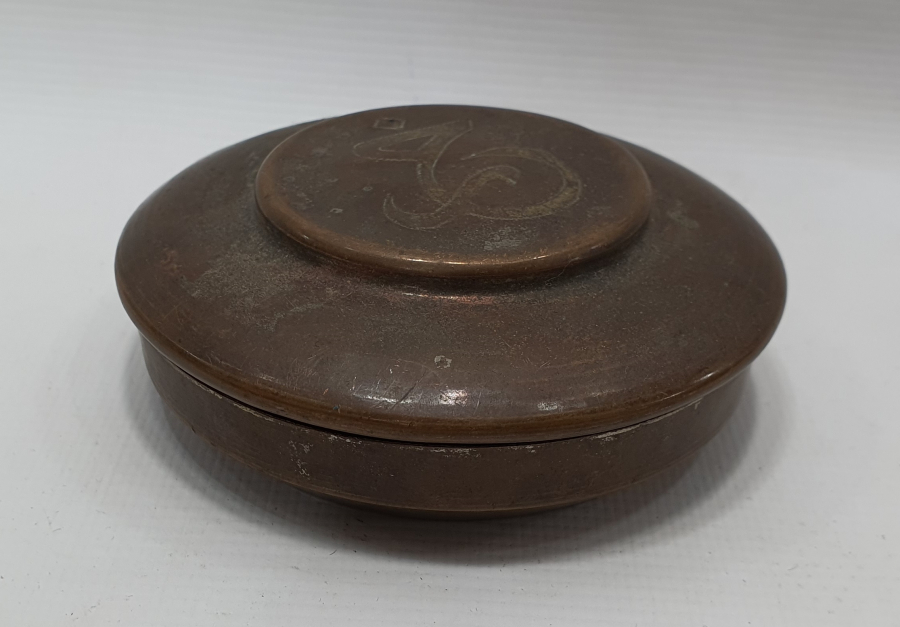 ÜZERİ İNSİYALLİ OSMANLI DÖNEMİ KAPAKLI KUTU