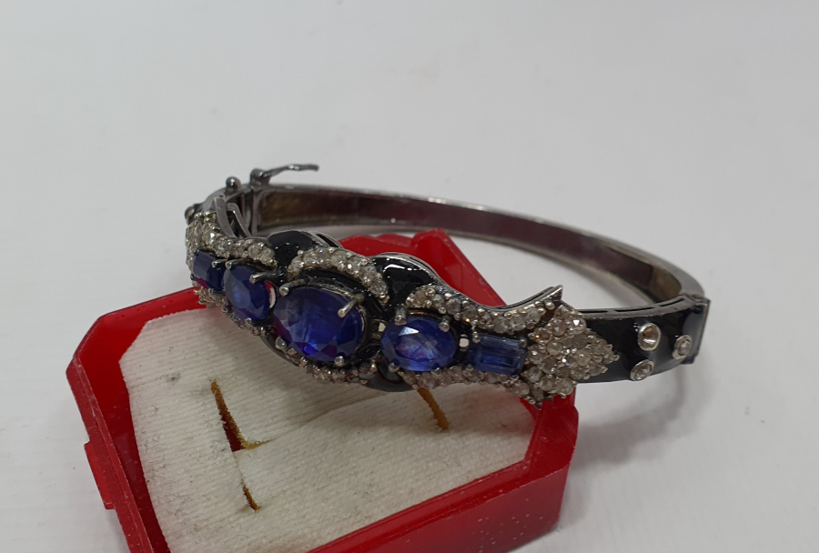 ÜZERİ SAFİR MARGAZİT VE ELMAS TAŞLARLA SÜSLÜ ÖZEL YAPIM BİLEKLİK