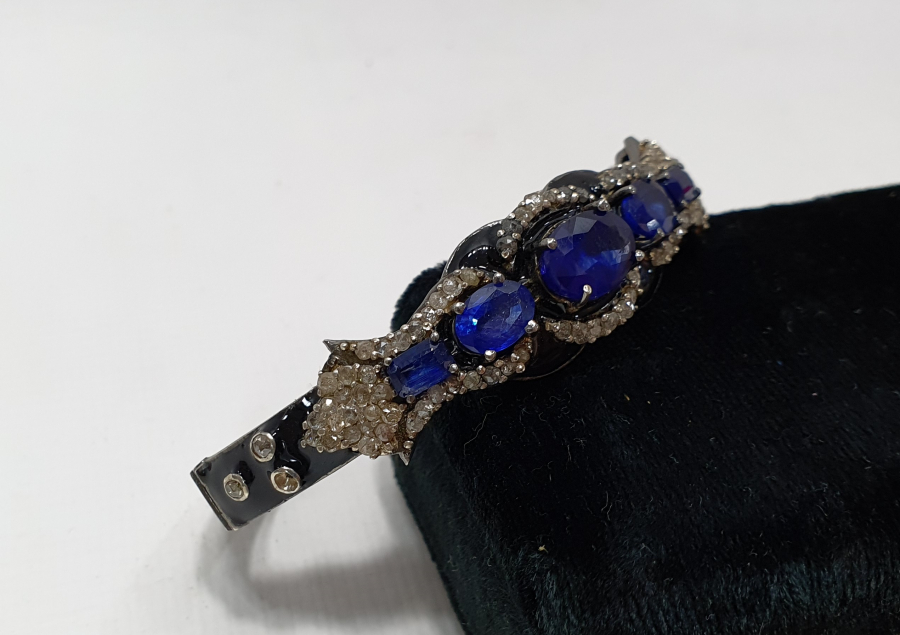 ÜZERİ SAFİR MARGAZİT VE ELMAS TAŞLARLA SÜSLÜ ÖZEL YAPIM BİLEKLİK