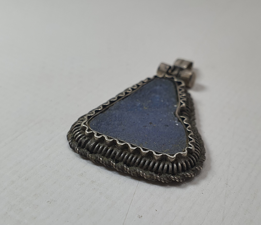 ÜZERİNDE DOĞAL AMETİST TAŞI BULUNAN ÖZEL YAPIM GÜMÜŞ KOLYE