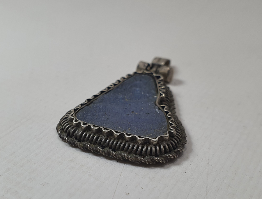 ÜZERİNDE DOĞAL AMETİST TAŞI BULUNAN ÖZEL YAPIM GÜMÜŞ KOLYE