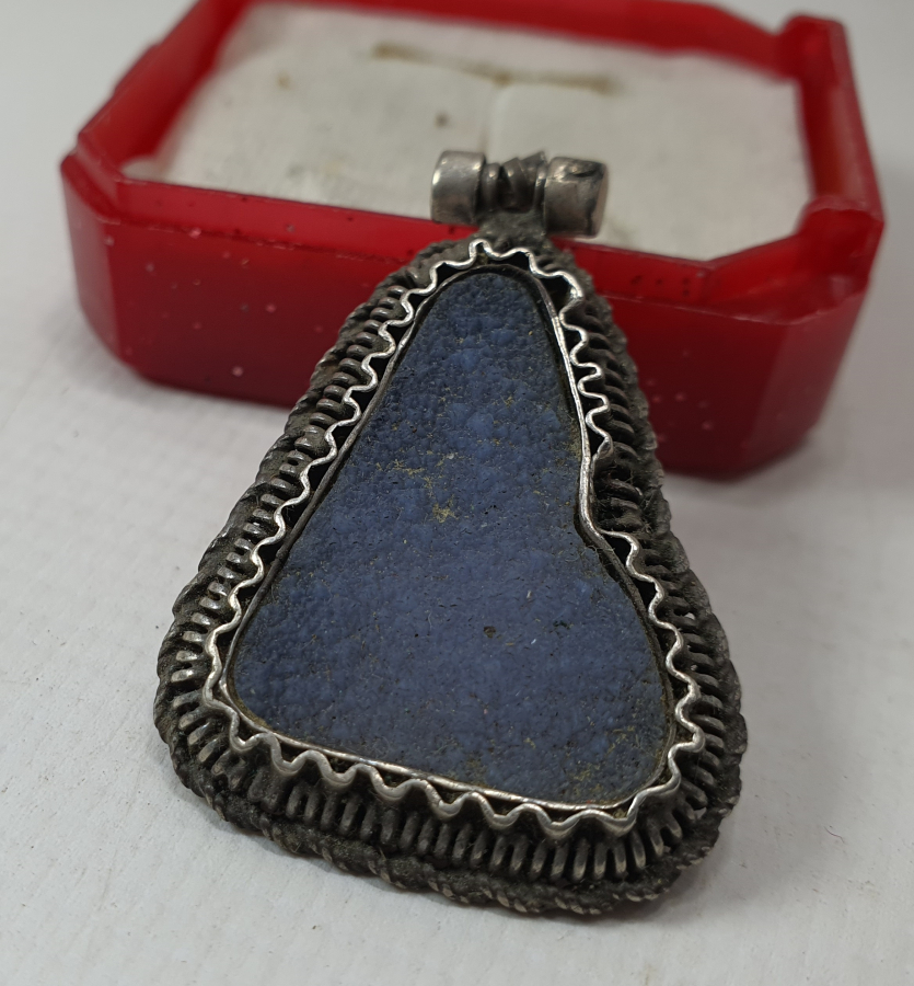 ÜZERİNDE DOĞAL AMETİST TAŞI BULUNAN ÖZEL YAPIM GÜMÜŞ KOLYE