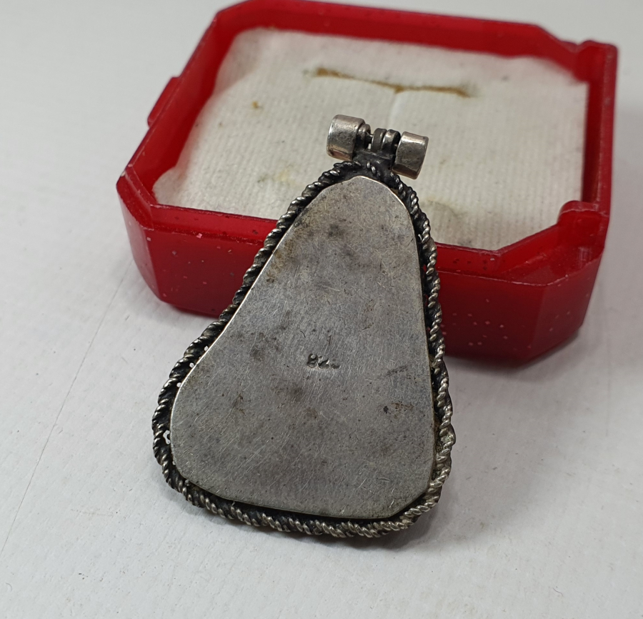 ÜZERİNDE DOĞAL AMETİST TAŞI BULUNAN ÖZEL YAPIM GÜMÜŞ KOLYE