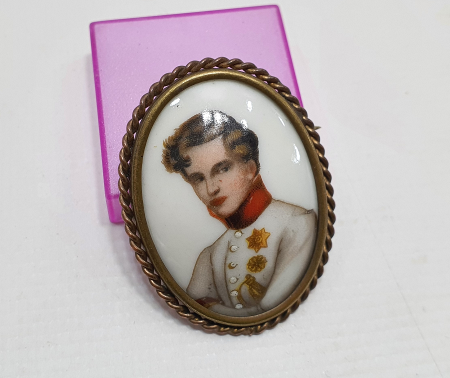 ÜZERİNDE İNGİLTERE KRALI BULUNAN LİMOGES MARKA BROŞ