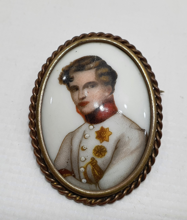 ÜZERİNDE İNGİLTERE KRALI BULUNAN LİMOGES MARKA BROŞ