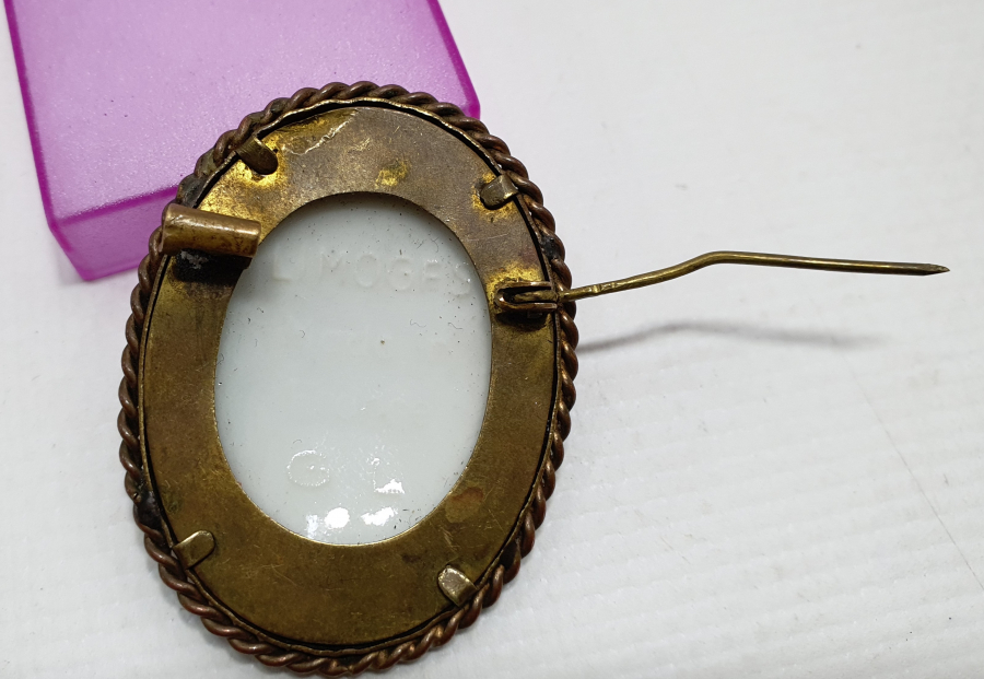 ÜZERİNDE İNGİLTERE KRALI BULUNAN LİMOGES MARKA BROŞ