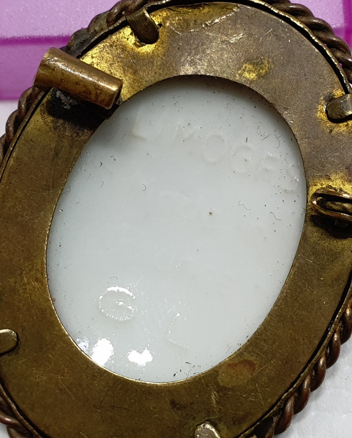 ÜZERİNDE İNGİLTERE KRALI BULUNAN LİMOGES MARKA BROŞ