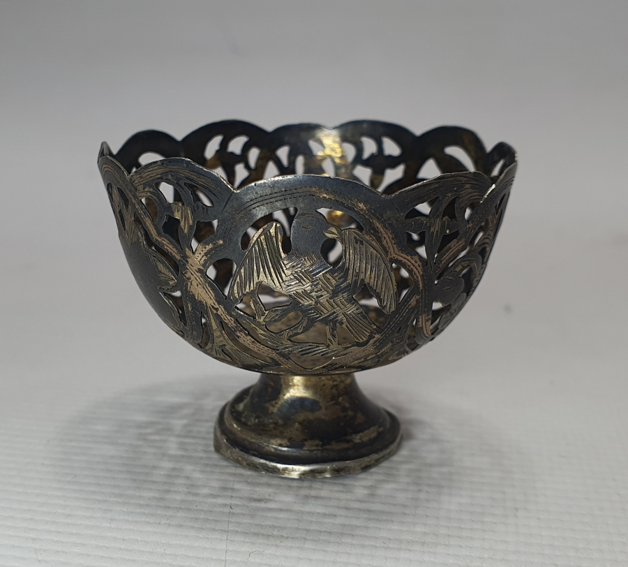 ÜZERİNDE KARTAL FİGÜRLERİ BULUNAN TESTERE İŞÇİLİKLİ VE TUĞRALI GÜMÜŞ FİNCAN ZARFI