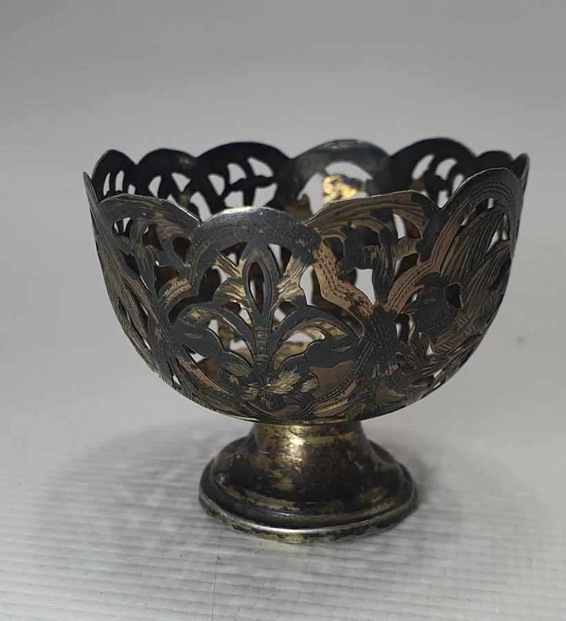 ÜZERİNDE KARTAL FİGÜRLERİ BULUNAN TESTERE İŞÇİLİKLİ VE TUĞRALI GÜMÜŞ FİNCAN ZARFI