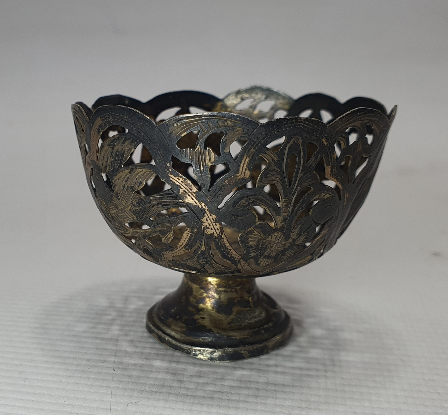 ÜZERİNDE KARTAL FİGÜRLERİ BULUNAN TESTERE İŞÇİLİKLİ VE TUĞRALI GÜMÜŞ FİNCAN ZARFI