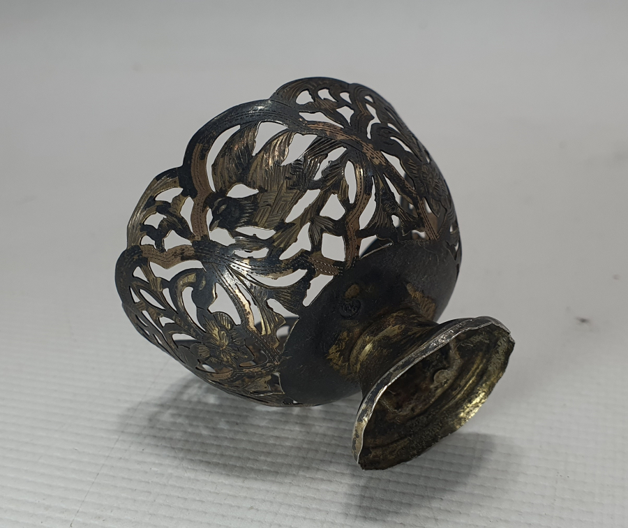 ÜZERİNDE KARTAL FİGÜRLERİ BULUNAN TESTERE İŞÇİLİKLİ VE TUĞRALI GÜMÜŞ FİNCAN ZARFI