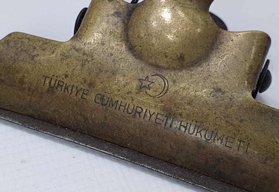 ÜZERİNDE TÜRKİYE CÜMHURİYETİ HÜKÜMETİ YAZILI CUMHURİYET BAŞLARI KISKAÇ