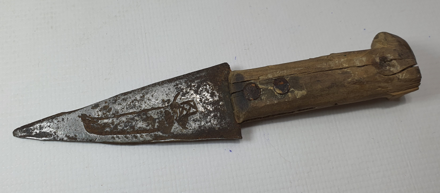 ÜZERİNDE ZÜLFİKAR FİGÜRÜ BULUNAN DOĞDULUK KAMASI