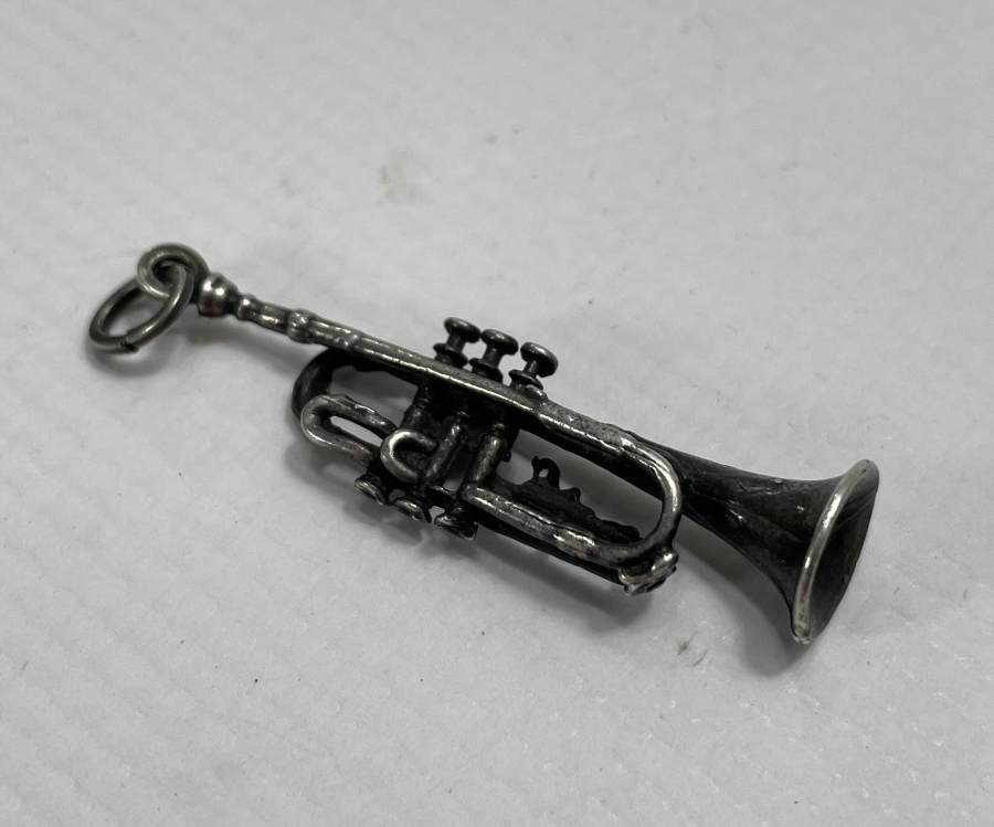 GÜMÜŞ TROMPET FORMUNDA KOLYE UCU