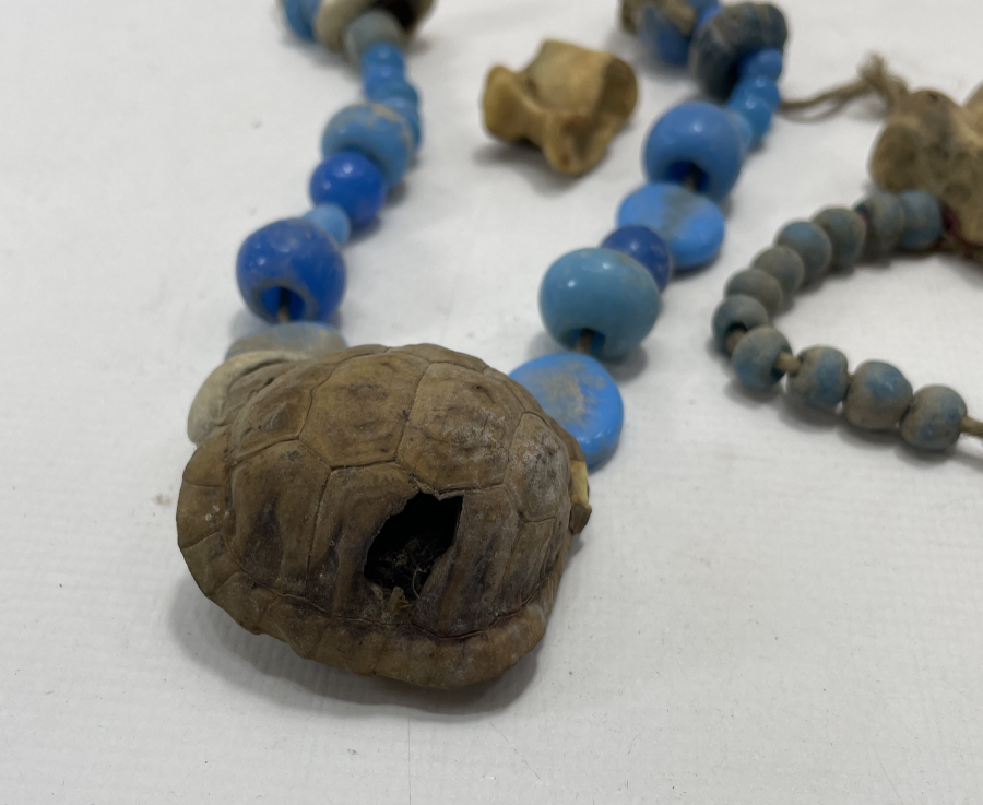 OSMANLI DÖNEMİ ÇEŞİTLİ FİGÜRLER BARINDIRAN ŞAMAN İŞİ KOLYE