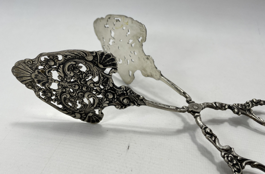 ÜZERİ KABARTMA İŞÇİLİKLİ ANTİKA GÜMÜŞ SERVİS MAŞASI