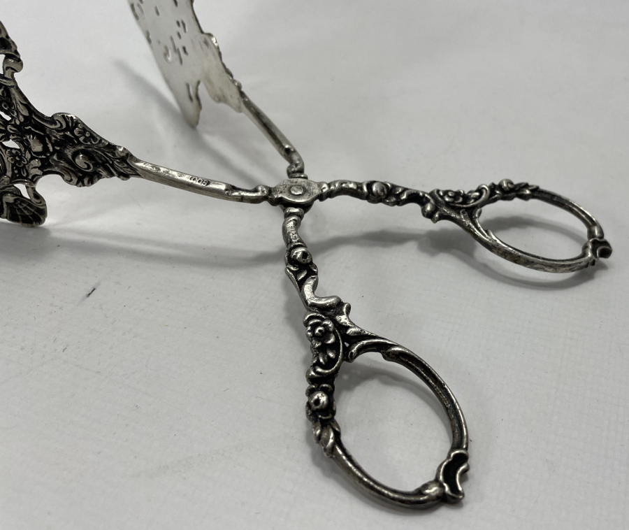 ÜZERİ KABARTMA İŞÇİLİKLİ ANTİKA GÜMÜŞ SERVİS MAŞASI