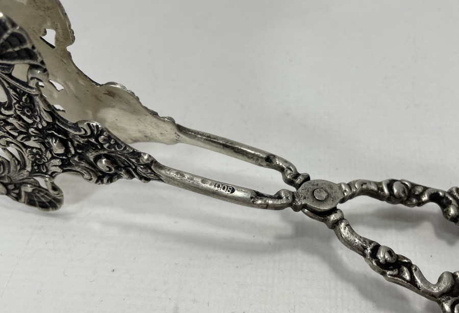 ÜZERİ KABARTMA İŞÇİLİKLİ ANTİKA GÜMÜŞ SERVİS MAŞASI