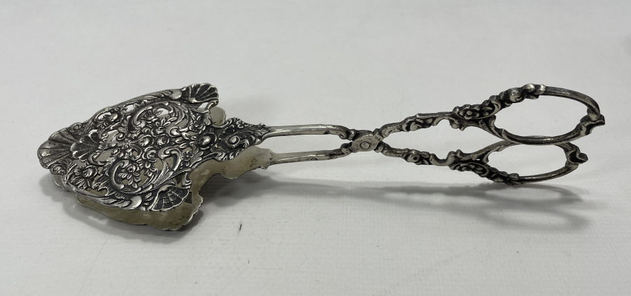 ÜZERİ KABARTMA İŞÇİLİKLİ ANTİKA GÜMÜŞ SERVİS MAŞASI