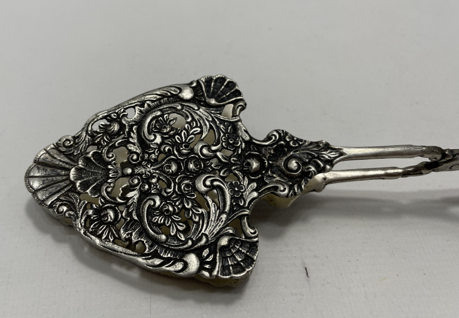 ÜZERİ KABARTMA İŞÇİLİKLİ ANTİKA GÜMÜŞ SERVİS MAŞASI