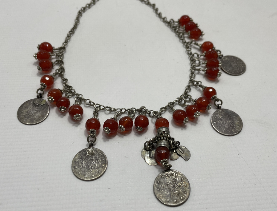 FASETALI AKİKLERDEN VE OSMANLI PARALARINDAN OLUŞAN AŞIK ZİNCİRLİ VE GÜVERCİN SÜSLÜ GERDANLIK