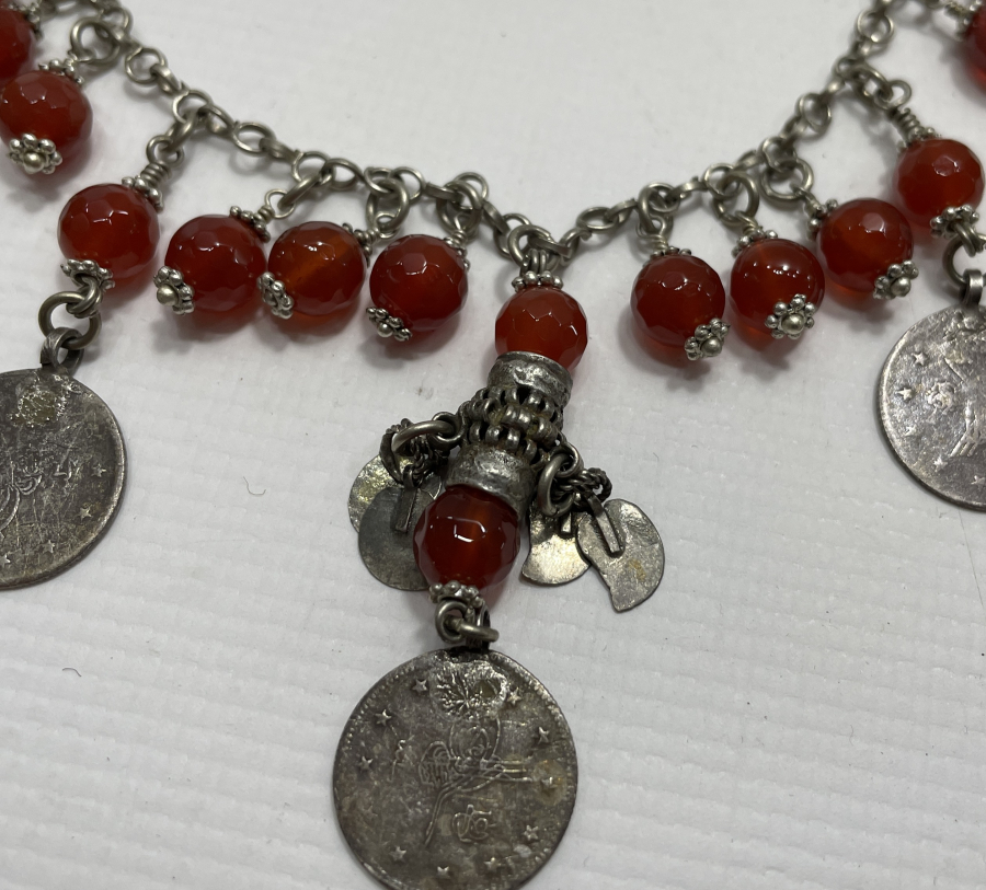 FASETALI AKİKLERDEN VE OSMANLI PARALARINDAN OLUŞAN AŞIK ZİNCİRLİ VE GÜVERCİN SÜSLÜ GERDANLIK