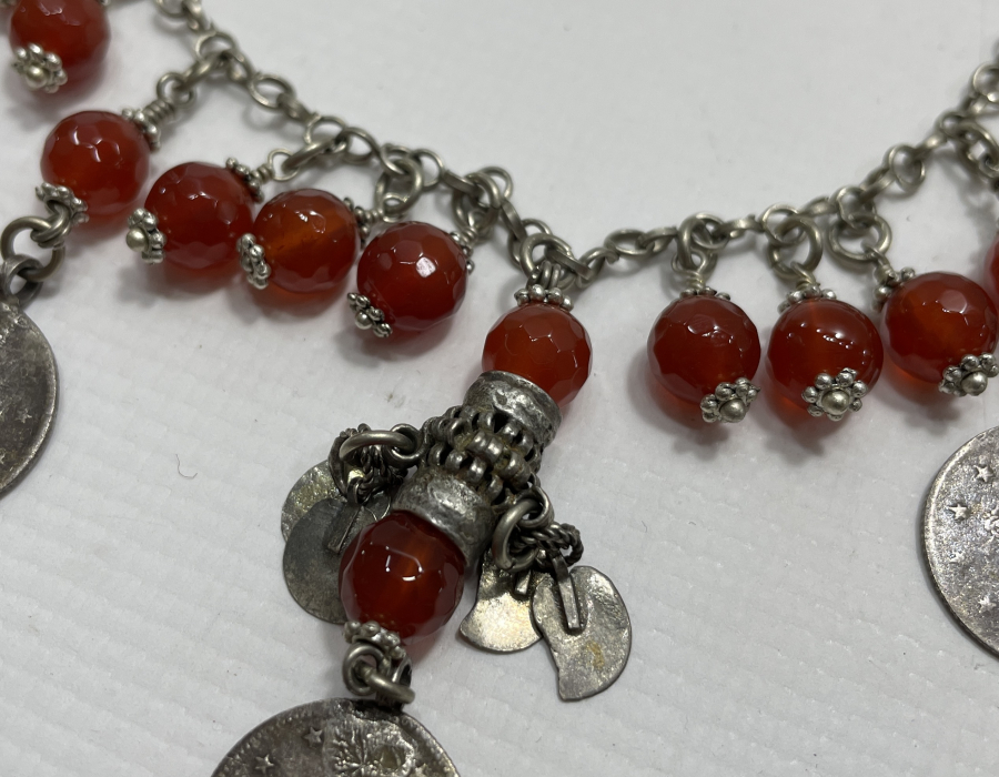 FASETALI AKİKLERDEN VE OSMANLI PARALARINDAN OLUŞAN AŞIK ZİNCİRLİ VE GÜVERCİN SÜSLÜ GERDANLIK