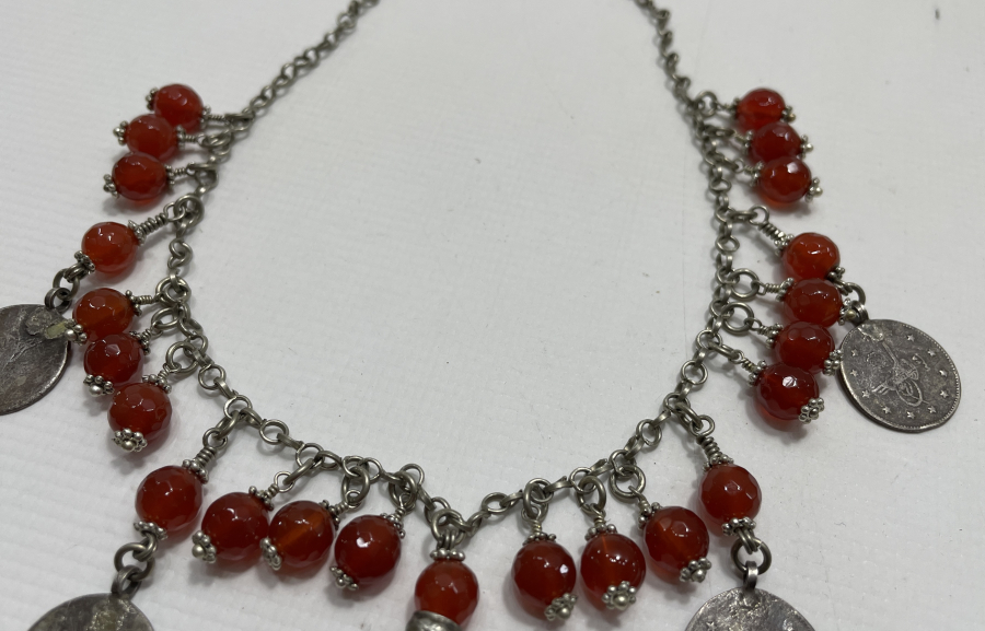 FASETALI AKİKLERDEN VE OSMANLI PARALARINDAN OLUŞAN AŞIK ZİNCİRLİ VE GÜVERCİN SÜSLÜ GERDANLIK