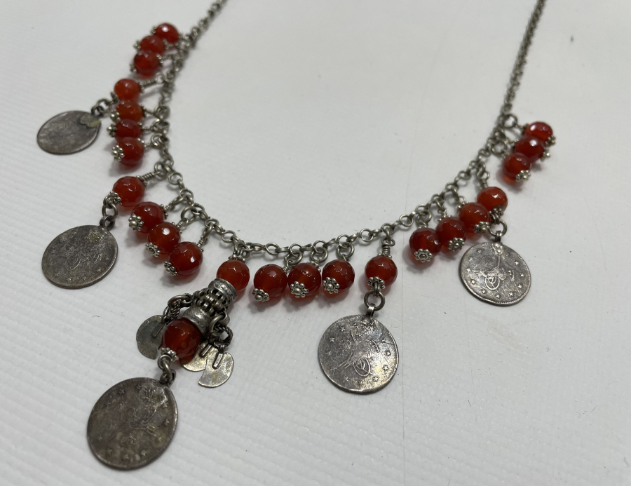 FASETALI AKİKLERDEN VE OSMANLI PARALARINDAN OLUŞAN AŞIK ZİNCİRLİ VE GÜVERCİN SÜSLÜ GERDANLIK