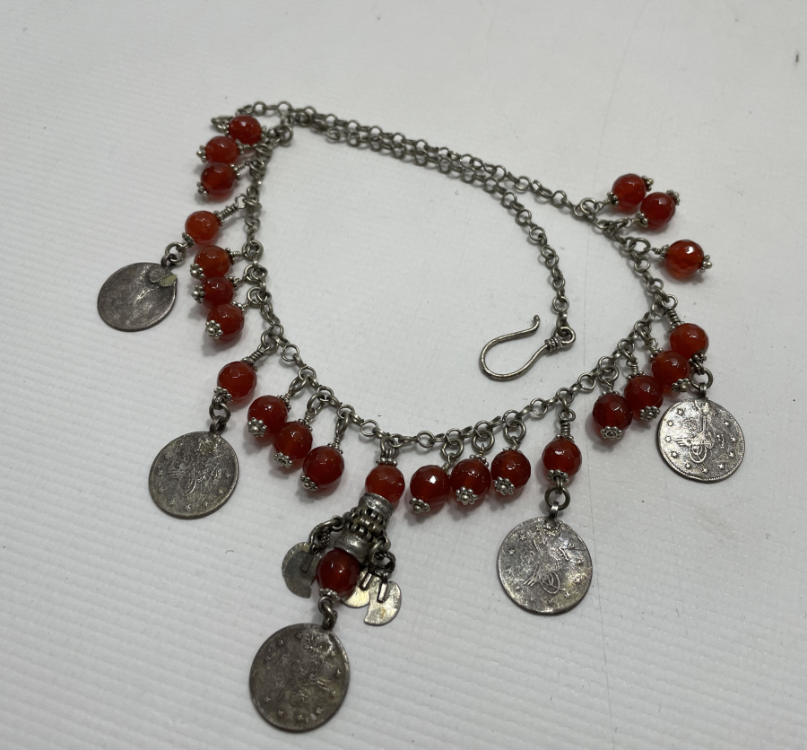 FASETALI AKİKLERDEN VE OSMANLI PARALARINDAN OLUŞAN AŞIK ZİNCİRLİ VE GÜVERCİN SÜSLÜ GERDANLIK