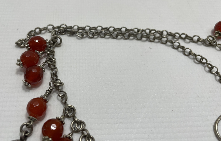 FASETALI AKİKLERDEN VE OSMANLI PARALARINDAN OLUŞAN AŞIK ZİNCİRLİ VE GÜVERCİN SÜSLÜ GERDANLIK