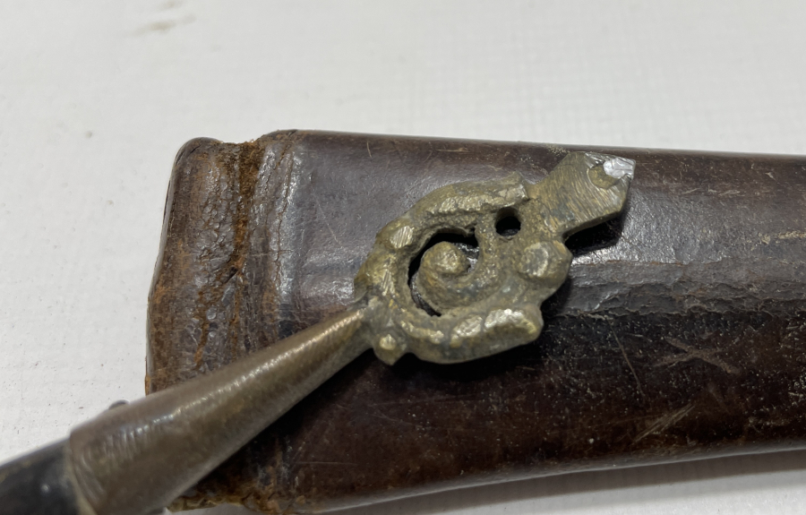 UCU ELMASLI DERİ KUTUSUNDA OSMANLI DÖNEMİ CAM KESME ALETİ