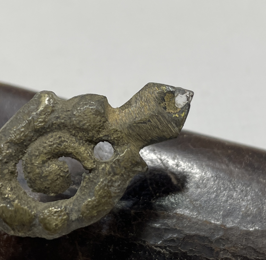 UCU ELMASLI DERİ KUTUSUNDA OSMANLI DÖNEMİ CAM KESME ALETİ