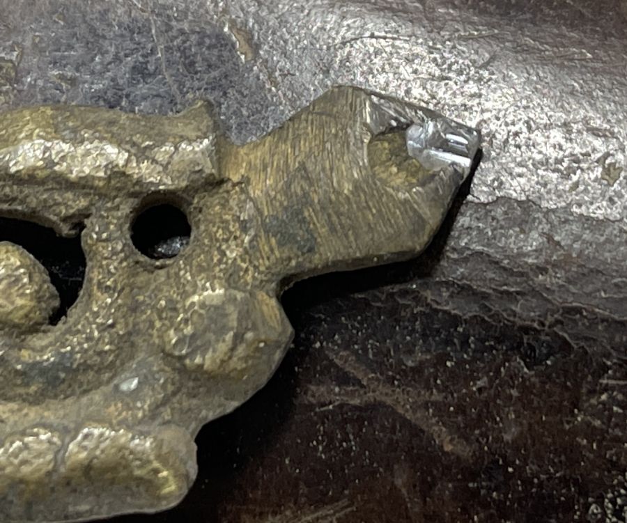 UCU ELMASLI DERİ KUTUSUNDA OSMANLI DÖNEMİ CAM KESME ALETİ