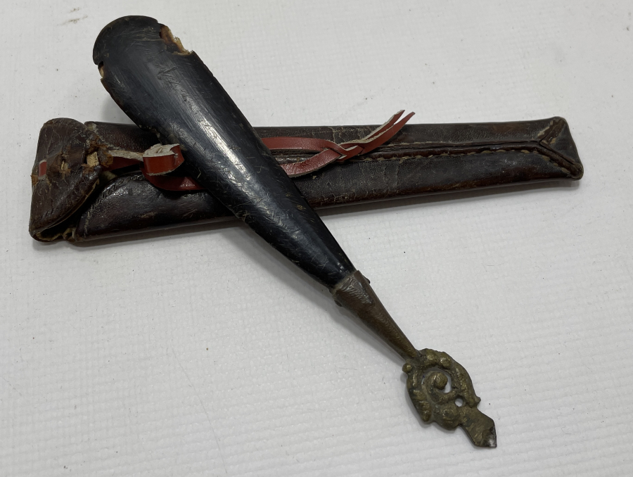 UCU ELMASLI DERİ KUTUSUNDA OSMANLI DÖNEMİ CAM KESME ALETİ