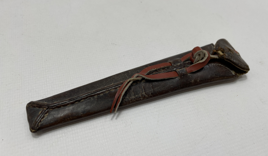 UCU ELMASLI DERİ KUTUSUNDA OSMANLI DÖNEMİ CAM KESME ALETİ