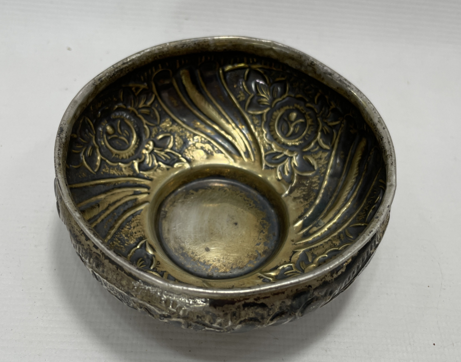 ÜZERİ KABARTMA İŞÇİLİKLİ GÜMÜŞ ŞEKERLİK