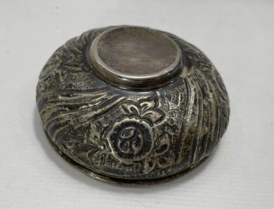 ÜZERİ KABARTMA İŞÇİLİKLİ GÜMÜŞ ŞEKERLİK