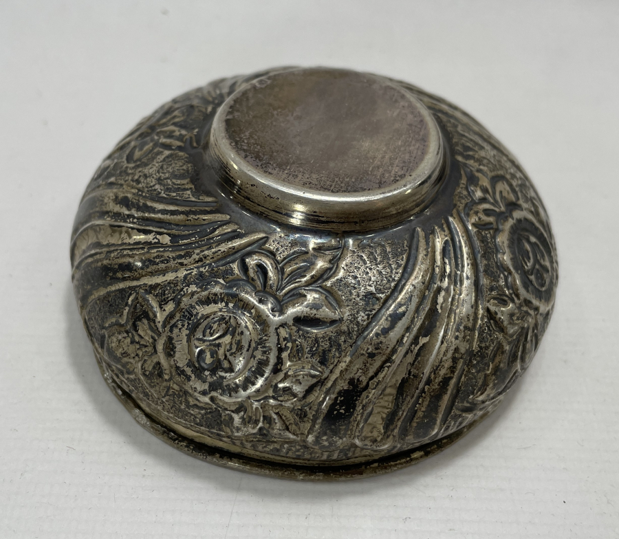 ÜZERİ KABARTMA İŞÇİLİKLİ GÜMÜŞ ŞEKERLİK