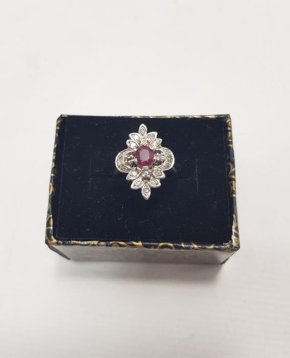 ORTASI YAKUT TAŞLI PIRLANTA YÜZÜK 