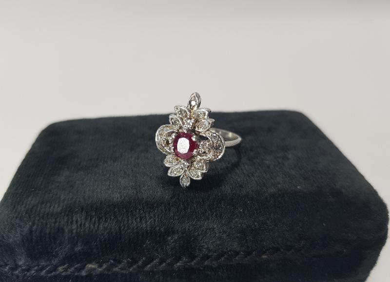 ORTASI YAKUT TAŞLI PIRLANTA YÜZÜK 