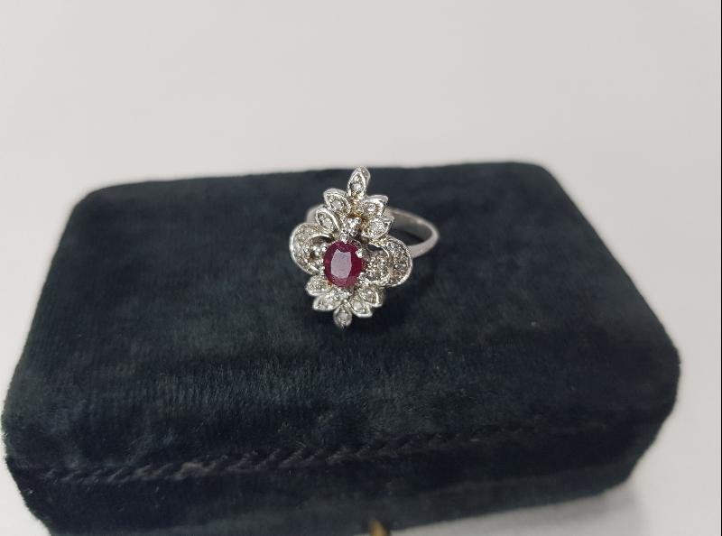 ORTASI YAKUT TAŞLI PIRLANTA YÜZÜK 