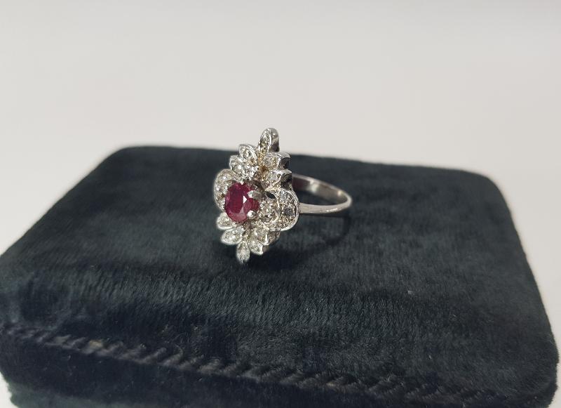 ORTASI YAKUT TAŞLI PIRLANTA YÜZÜK 