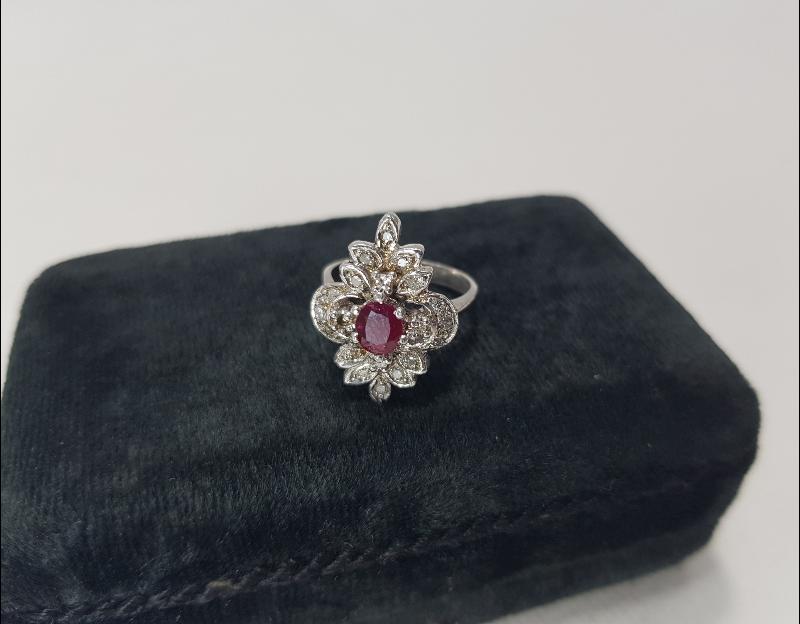 ORTASI YAKUT TAŞLI PIRLANTA YÜZÜK 