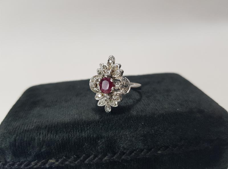 ORTASI YAKUT TAŞLI PIRLANTA YÜZÜK 