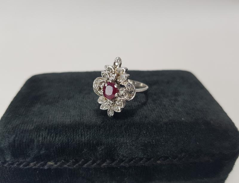 ORTASI YAKUT TAŞLI PIRLANTA YÜZÜK 